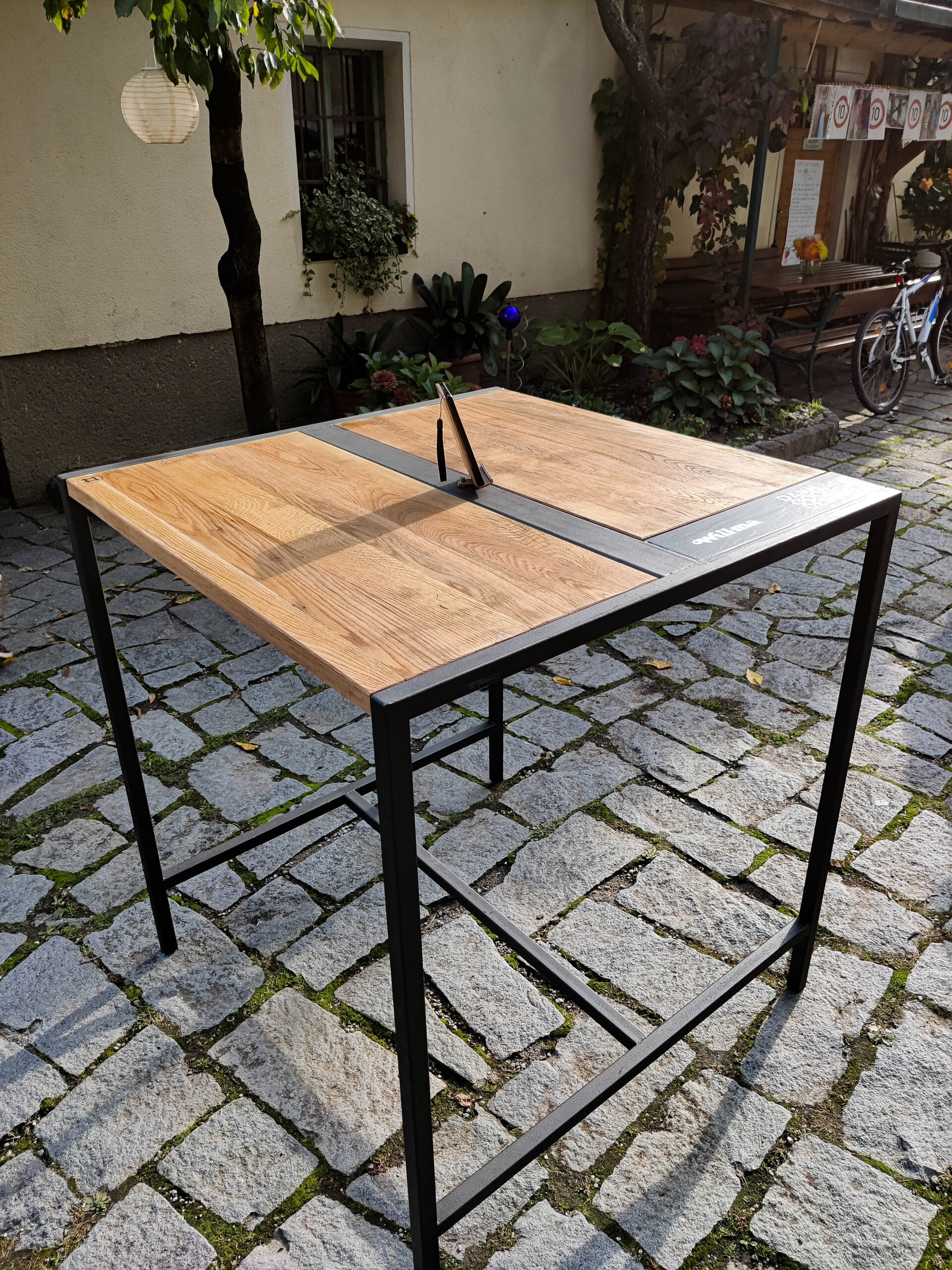 Moderner Tisch